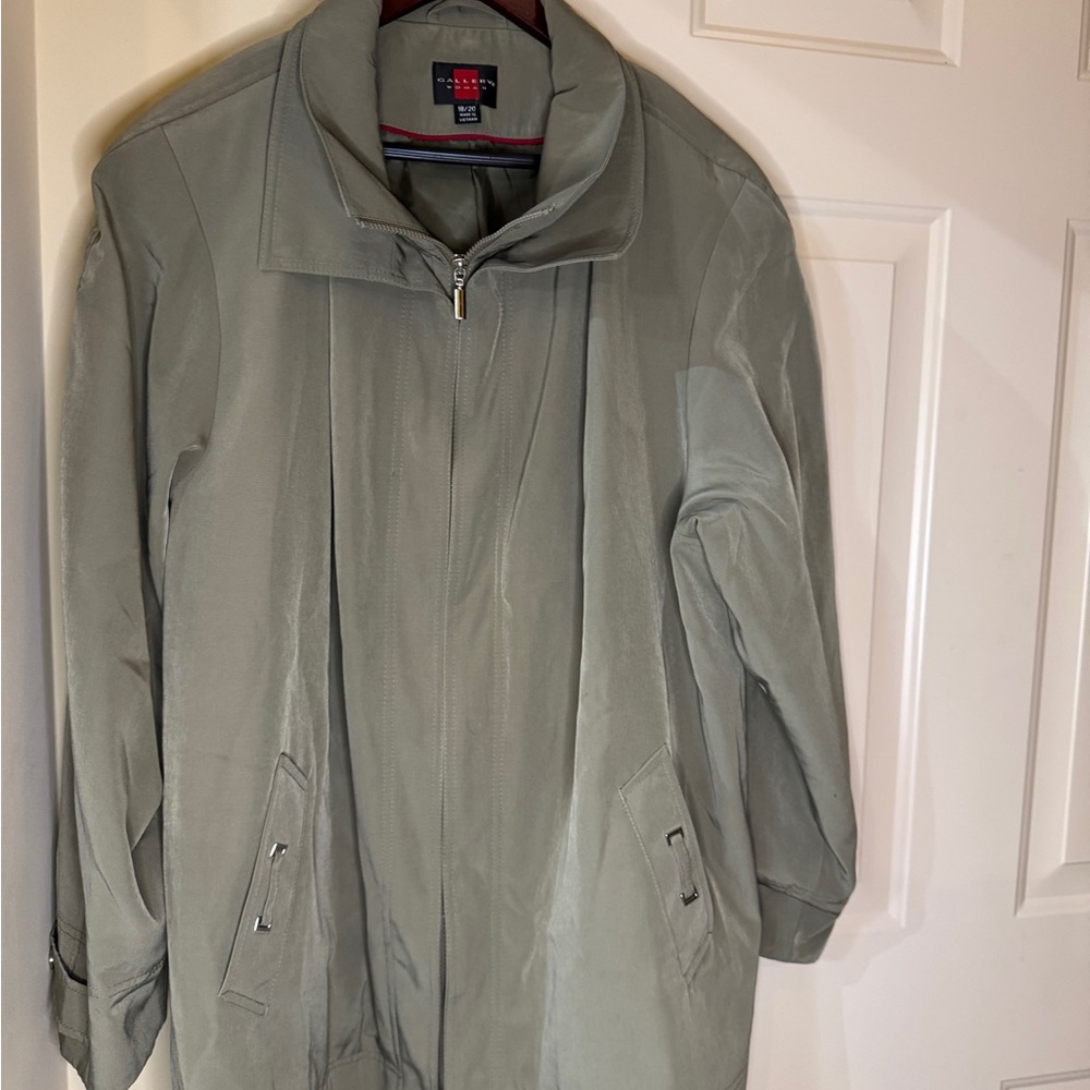 Ladies Gallery jacket,‎ olive green size 18 to 20. Very nice.